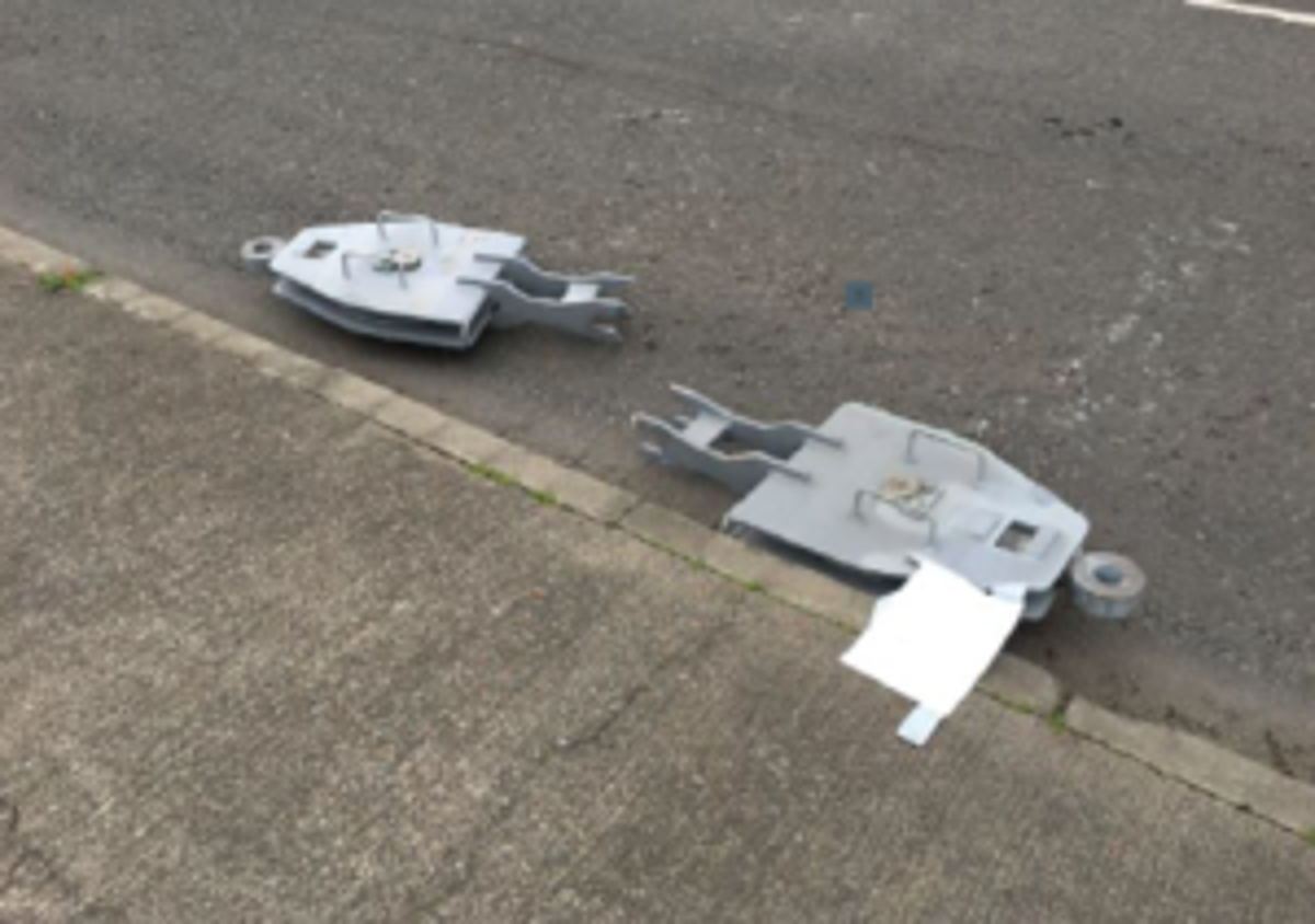 IMCA SF Load fell from trailer after it was inadequately secured 3 Snatch box on road