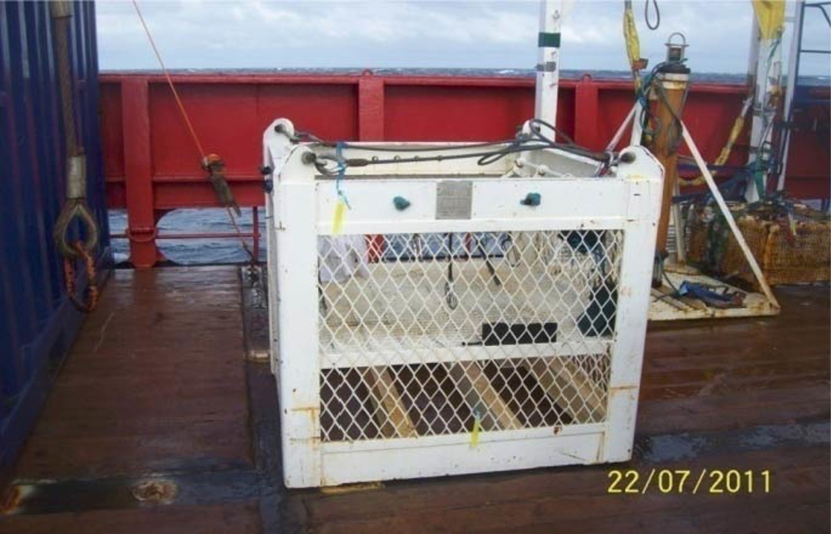 IMCA SF: Near-miss: Diver working under suspended load Imcasf12 11 Image10 Typical 1m x 1m work basket for deployment subsea