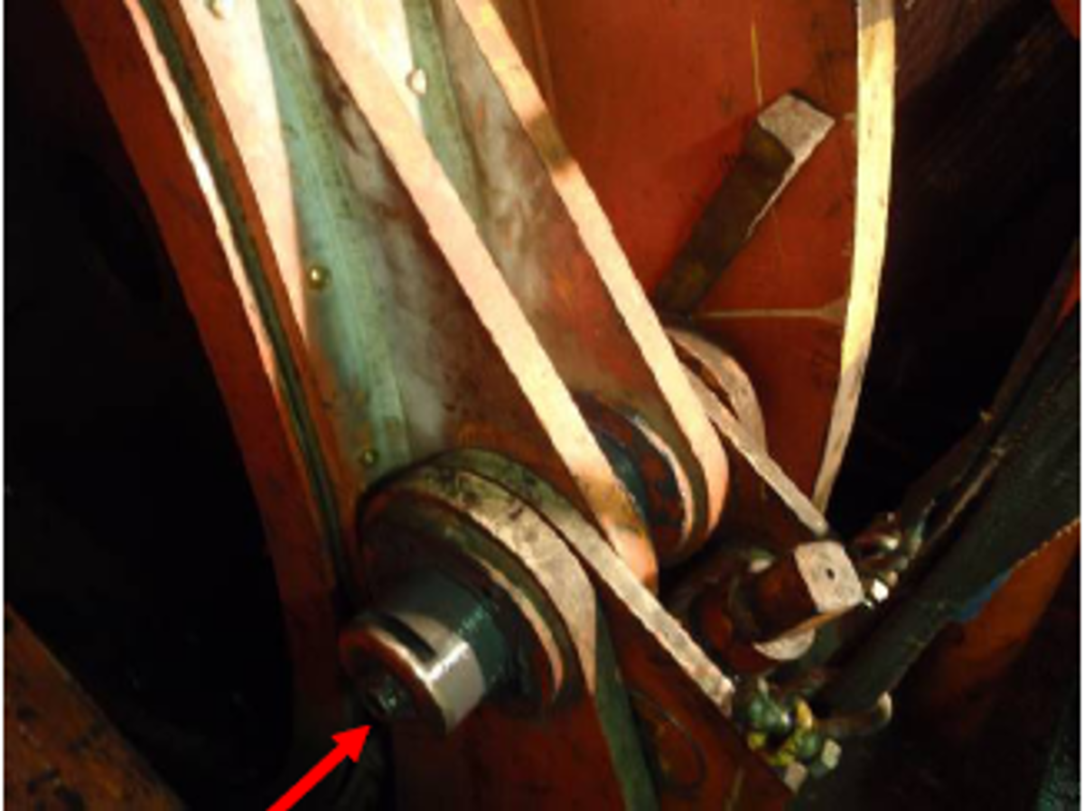 IMCA SF Right hand hit by flying wedge 1 Installation of brake pin using hydraulic jack (red arrow)