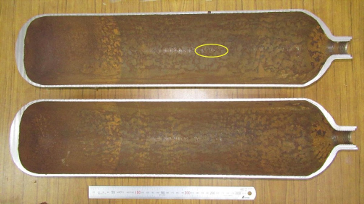 IMCA SF Failure of in-service saturation bailout bottle image 2 Internal surface of cylinder, showing corrosion over entire surface. Leak location circled.