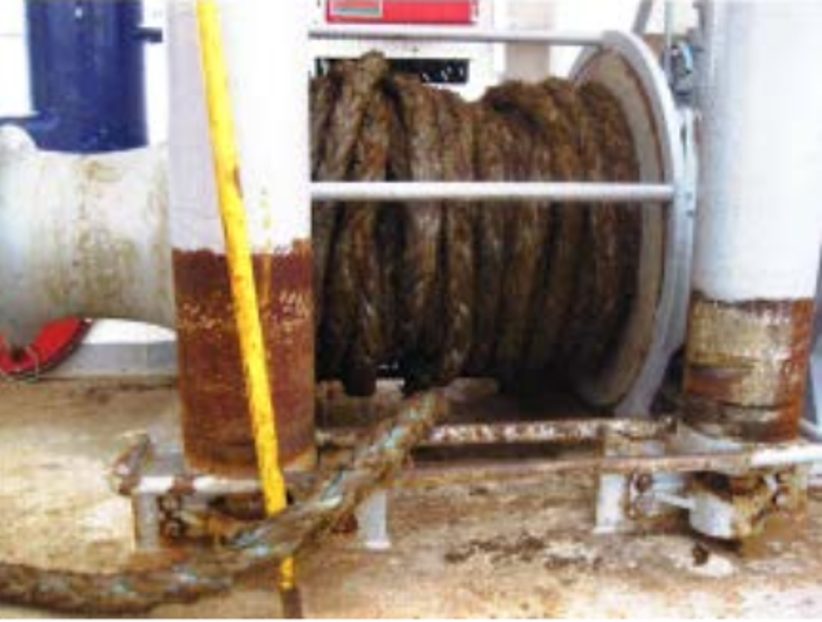 IMCA SF Unsafe method of rope work resulted in severe hand injury 2 Front view of mooring line