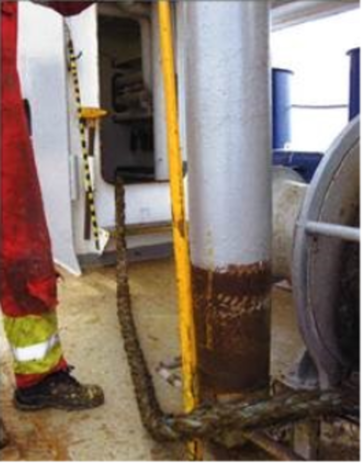 IMCA SF Unsafe method of rope work resulted in severe hand injury 1 spooling direction of mooring line