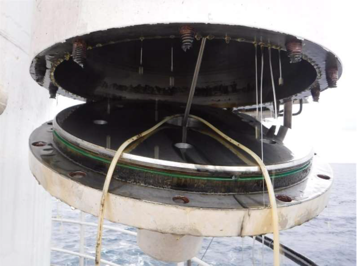 IMCA SF 26 3 Failure of AHC cylinder causing oil leak to deck 1 Bottom of the AHC cylinder before work started on a temporary repair to seal it