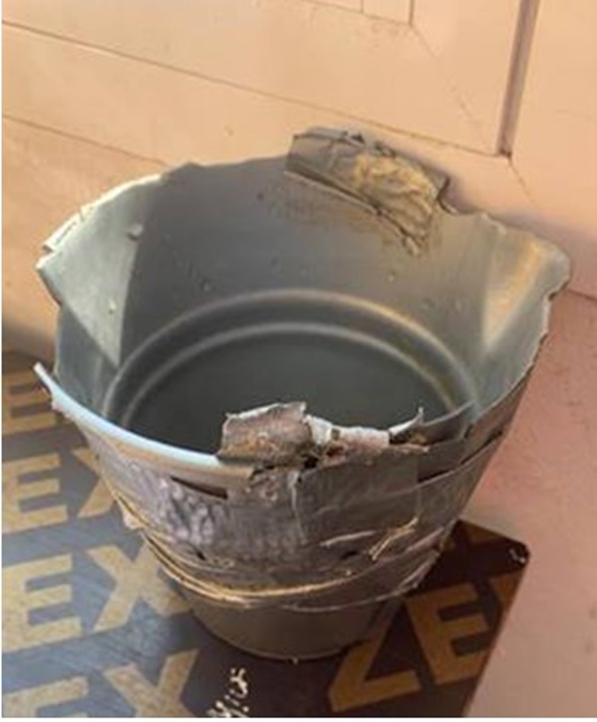 Plastic pot used to wash the internals of the hat Plastic pot used to wash the internals of the hat