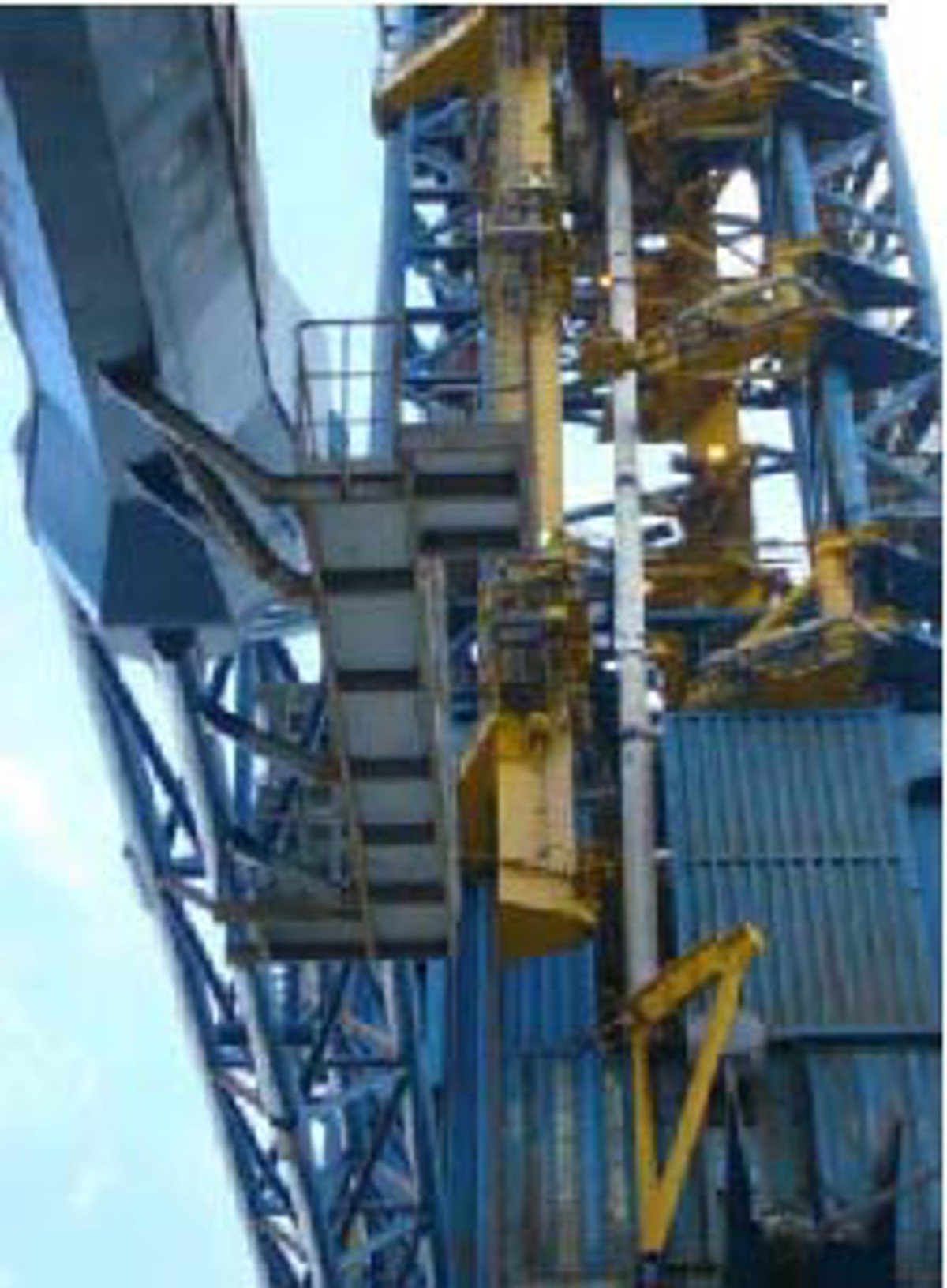 IMCA SF Failure of pipe handling system causes injuries and fatalities 3 Pipe held in the clamps