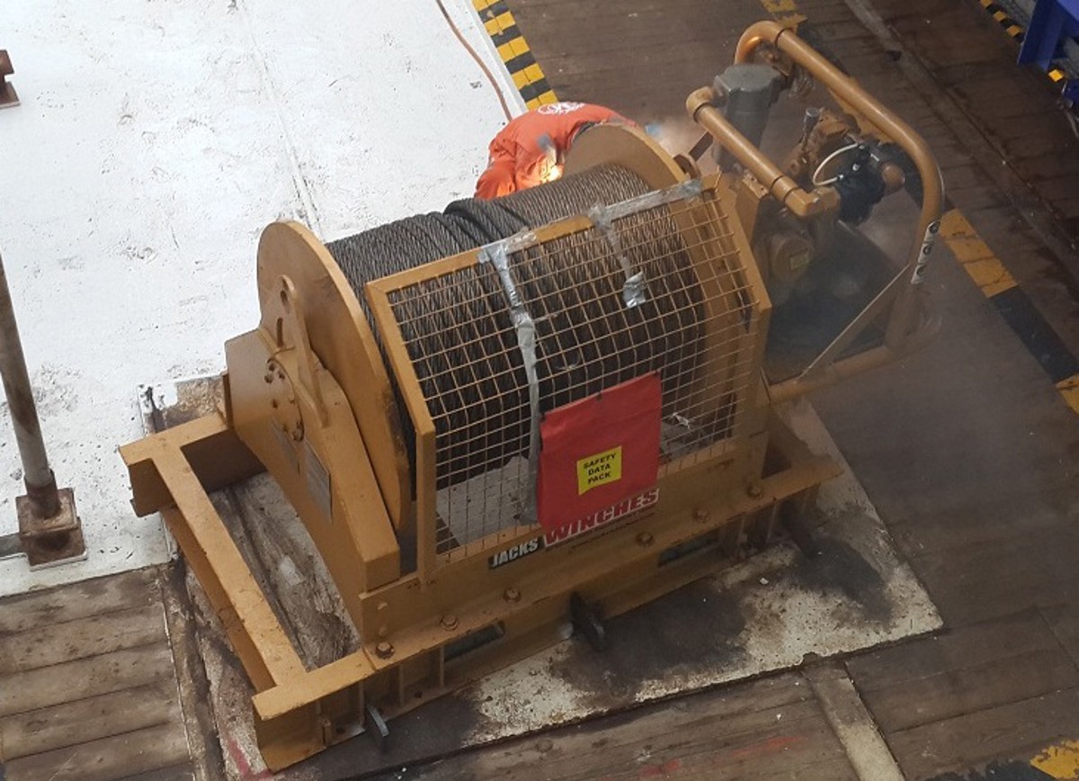 IMCA SF Lost time injury (LTI): Winch base plate failure 1 The rental winch installed before the incident