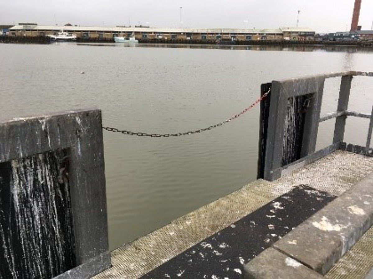 The chain on the pontoon between the vessel and the pontoon was not replaced following disembarkation of passengers and site representative boarding