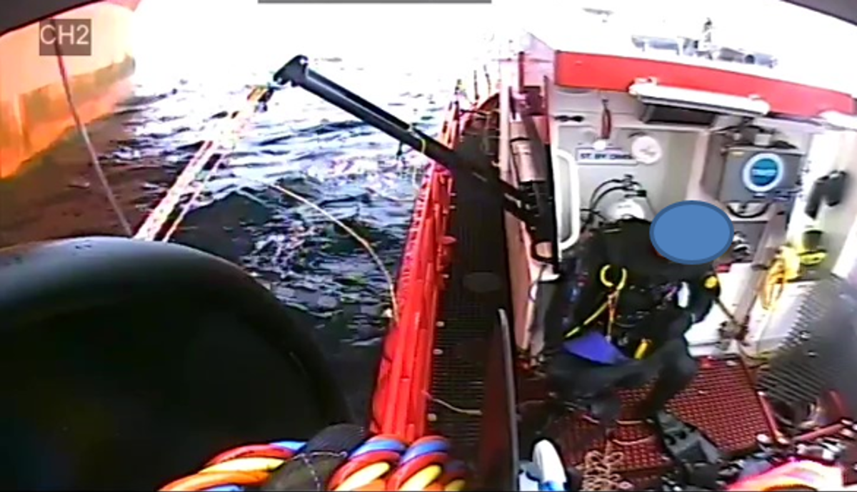 showing tension created on the diver rescue davit by the entangled mooring line