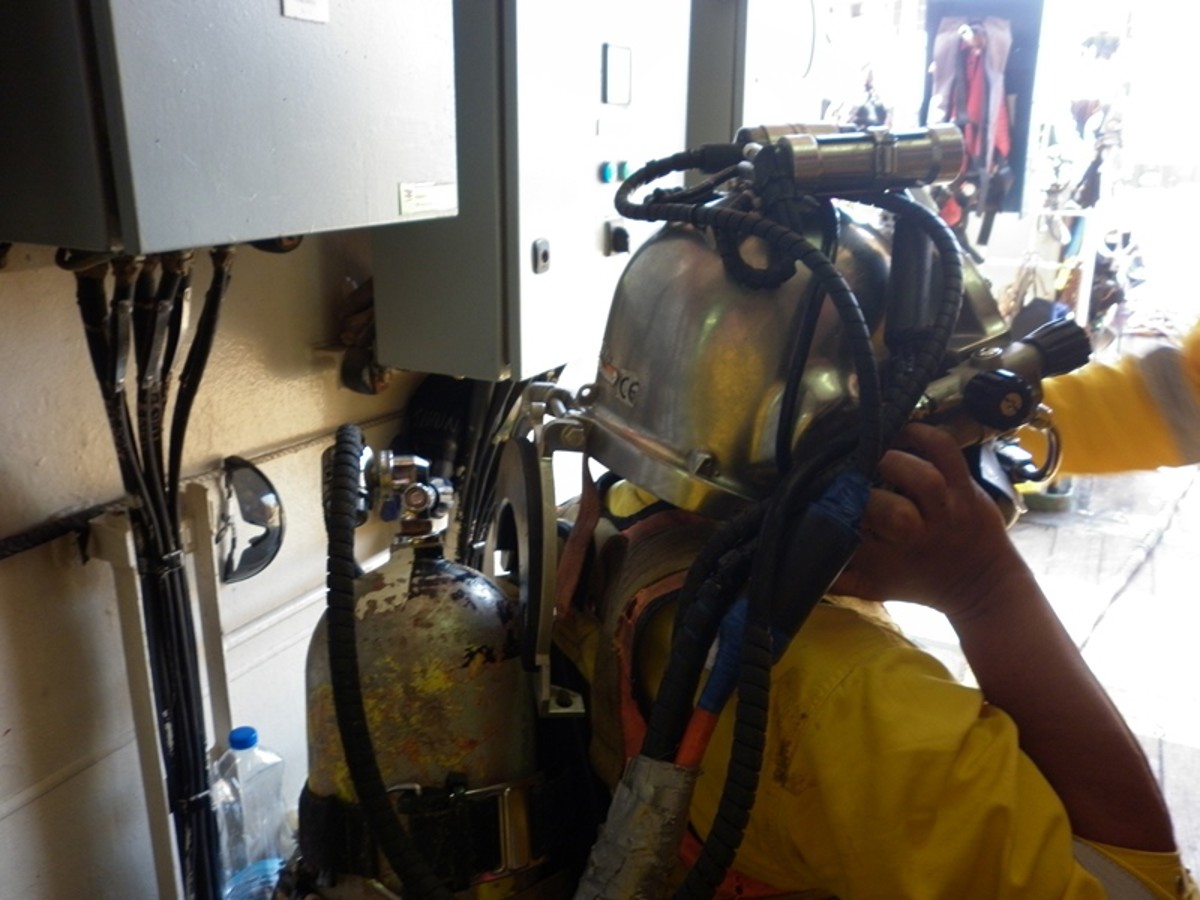 IMCA SF: KM 37k/ss helmet neck dam near miss Image1 During offshore subsea operations, an air diver reported to the surface that his helmet had flooded.