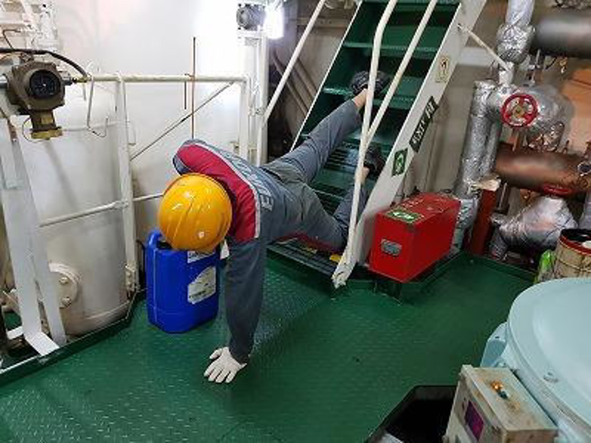 IMCA SF: Lost time injury – person slipped on the stairs and broke his arm Sf31173 re-enactment of the incident