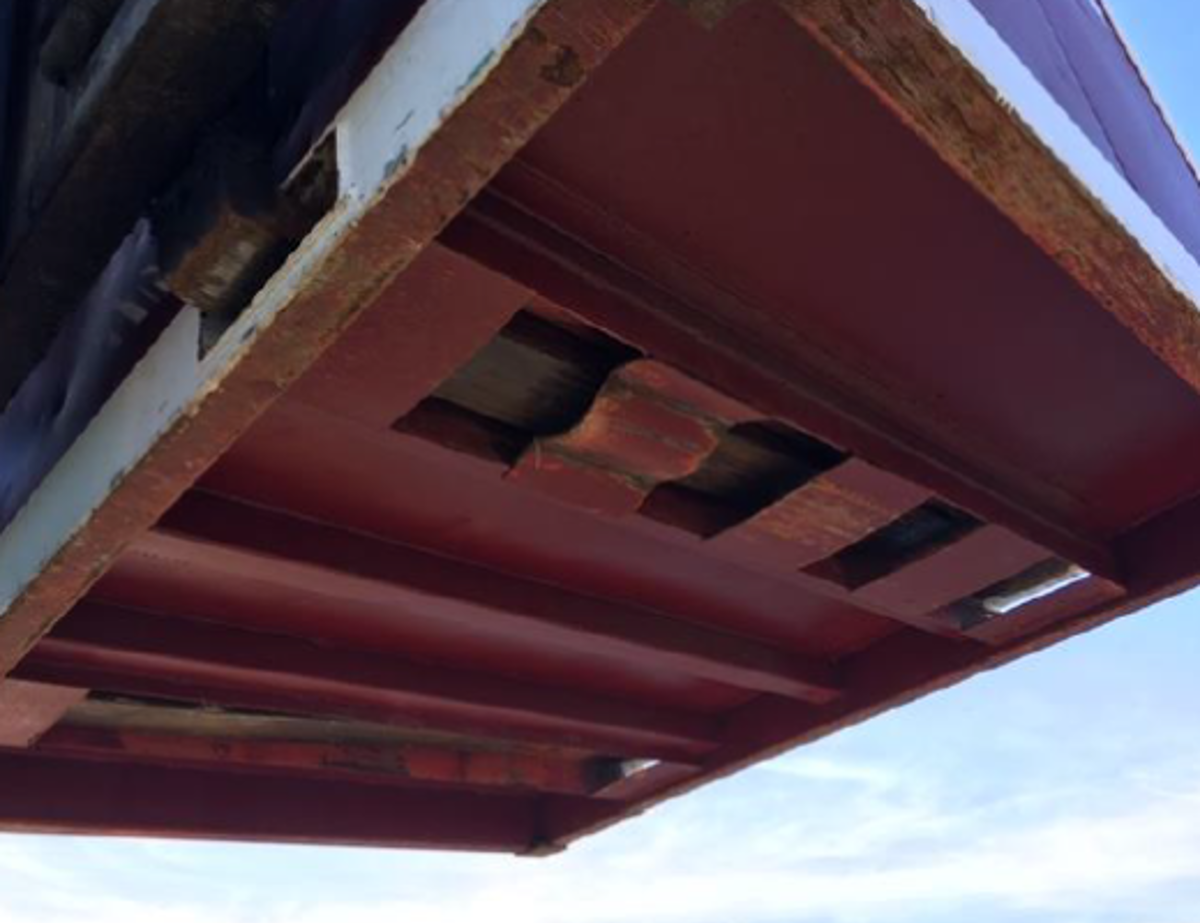 a metal plate weighing 5 kg detached itself from a freight container and fell onto the quayside during vessel loading operations