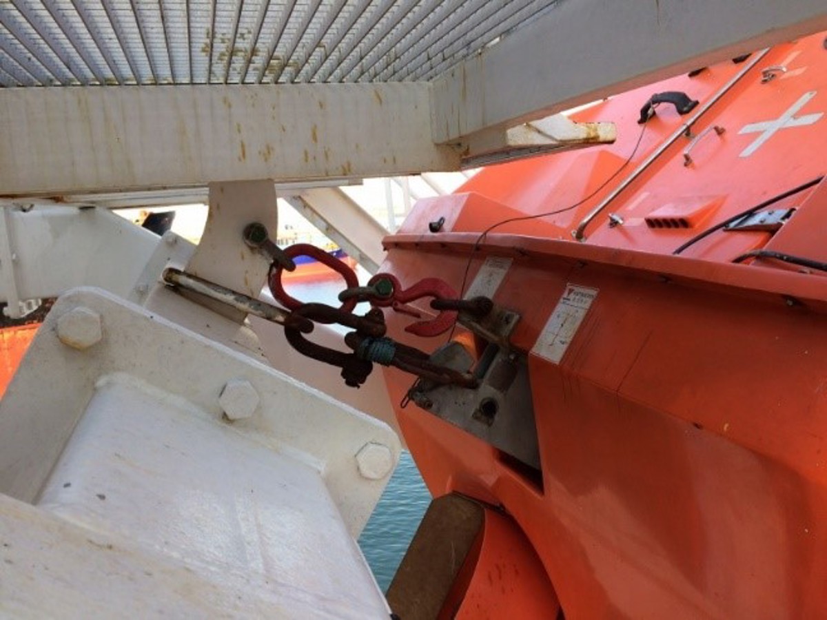 IMCA SF Unplanned deployment of free fall lifeboat 5 Close up of connection