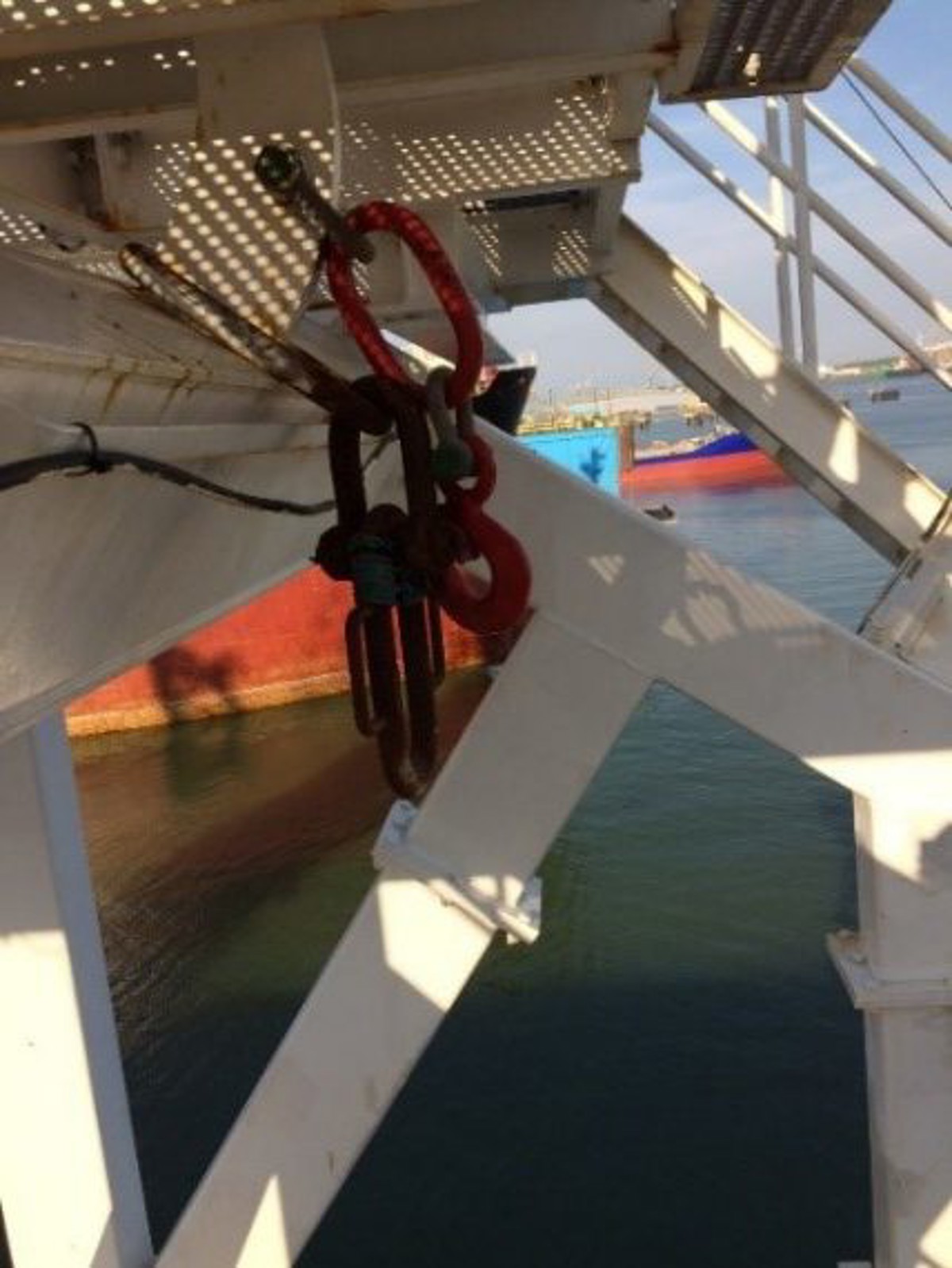 IMCA SF Unplanned deployment of free fall lifeboat 3 Master link and maintenance hook after release