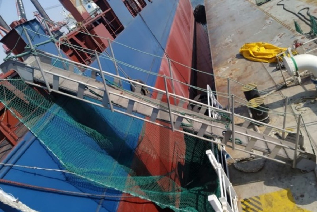 The bottom of the gangway was placed on the deck less than 1 m from an un-barriered drop on the quay, which  could potentially have led personnel descending the gangway to fall