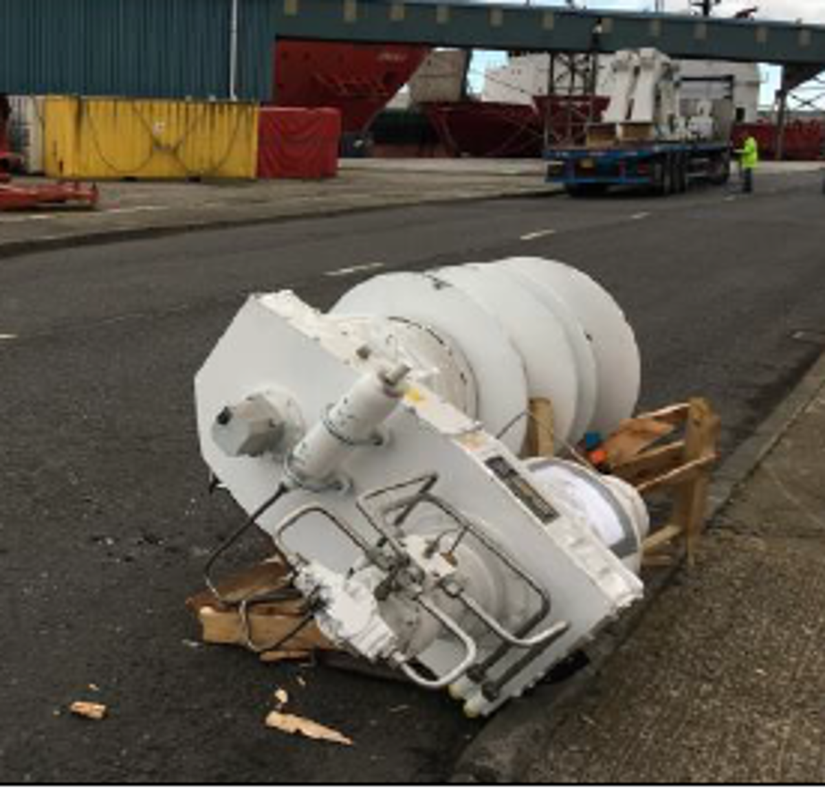 IMCA SF Load fell from trailer after it was inadequately secured 2 Winch on road