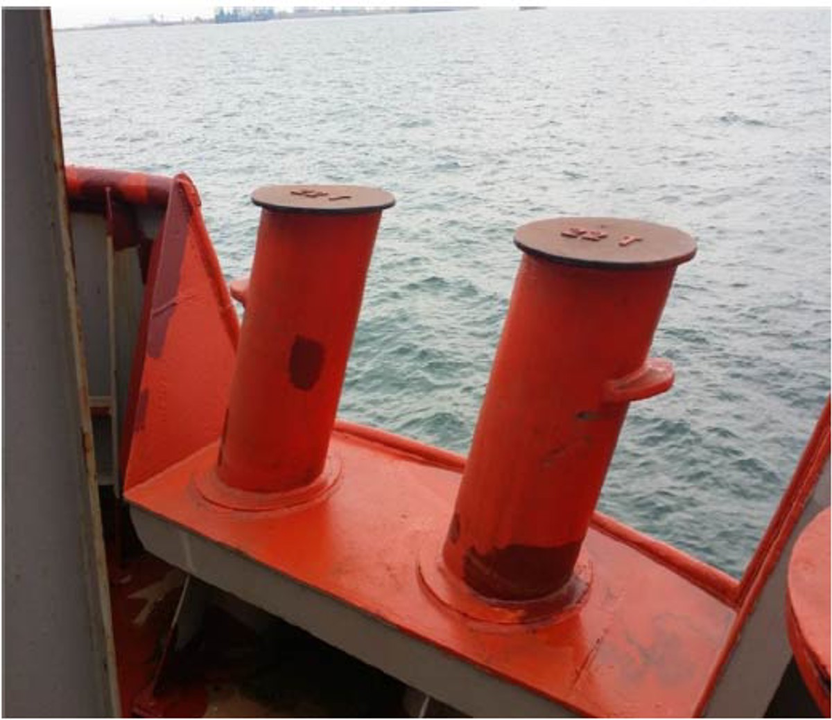 IMCA SF: Lost time injury (LTI): Hand injury during mooring operations Imcasf01 15 Image2 bollards where incident occurred
