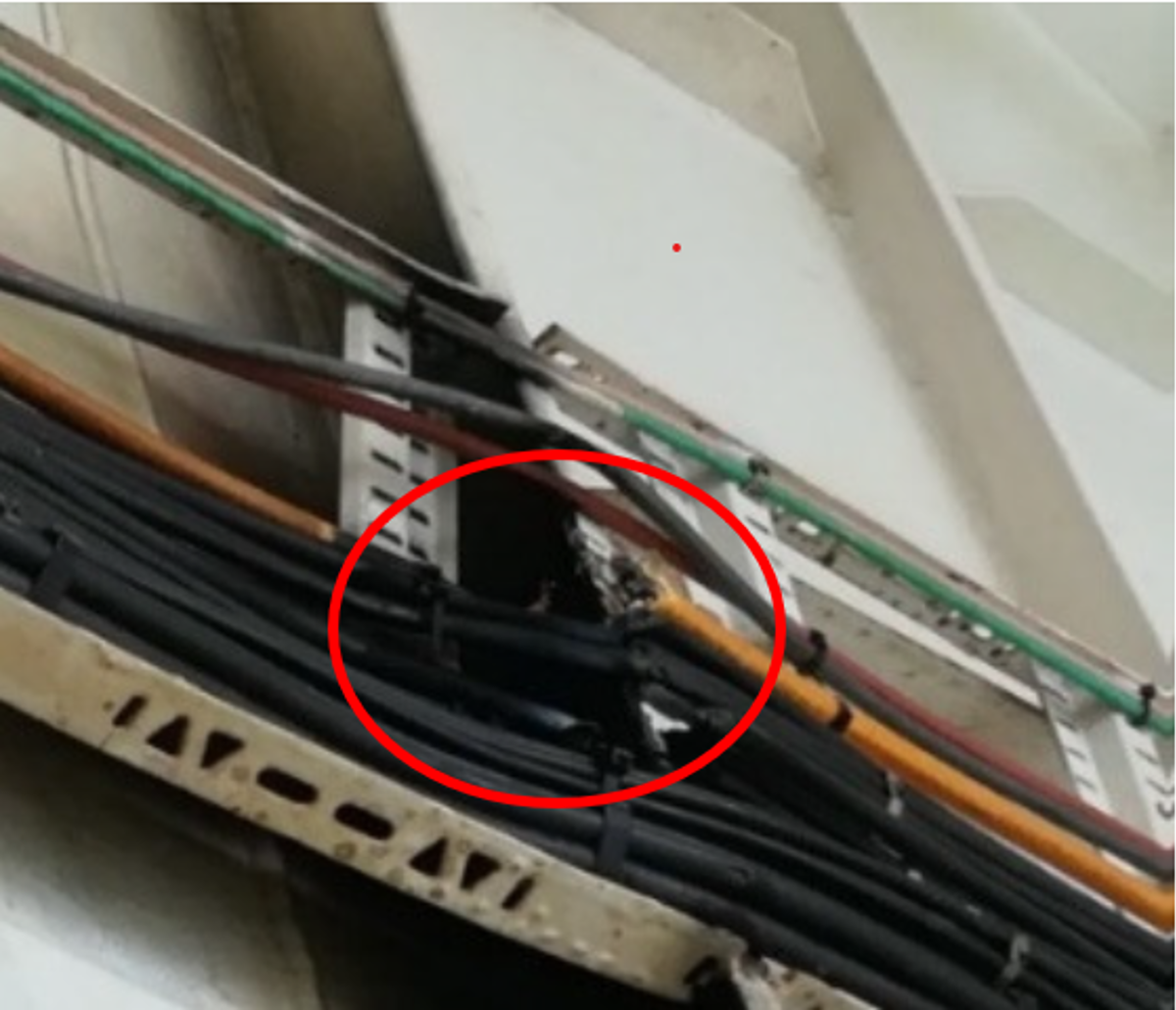 IMCA SF 27/19: Cabling in ROV hanger inadvertently severed by the ROV launch and recovery frame 4 1 The electrical cables and hydraulic hoses serving the equipment had been severed