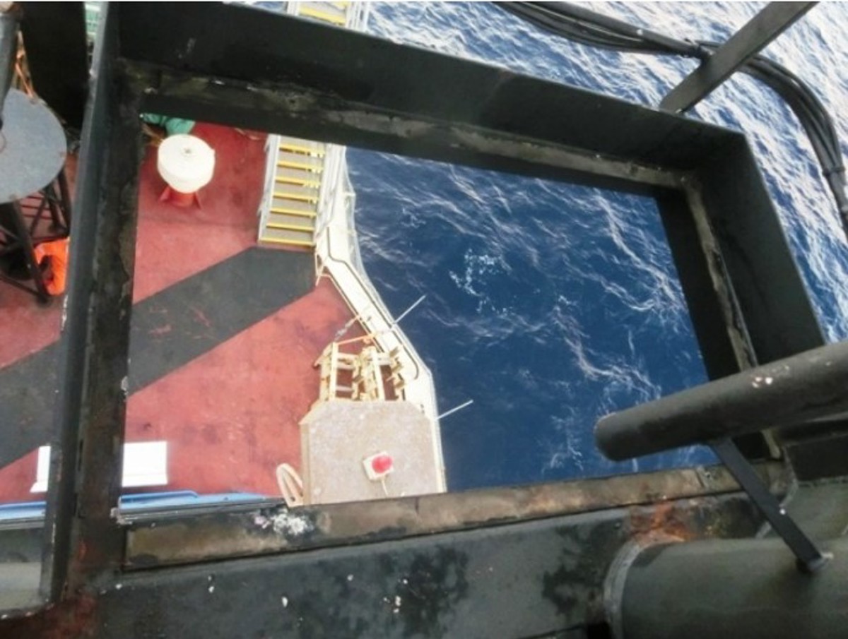 IMCA SF Near miss: Floor Plate fell from Main Mast during storm 2 Photo of missing floor plate