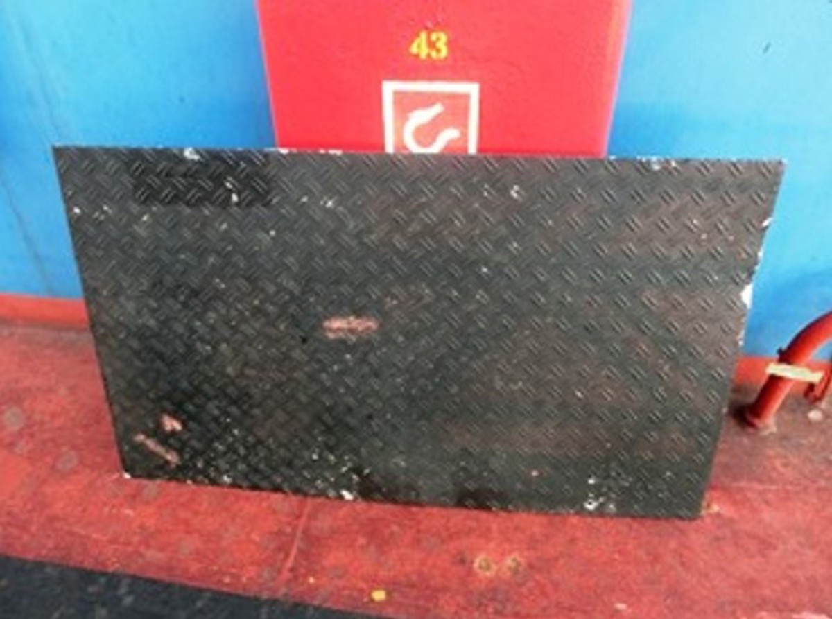IMCA SF Near miss: Floor Plate fell from Main Mast during storm 1 Photo of floor plate