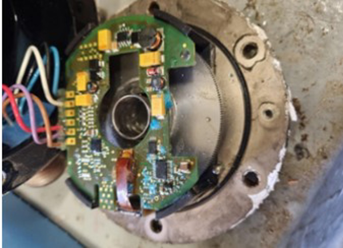 View of damaged encoder The main crane auxiliary line encoder unit was damaged due to water ingress, and gave  the wrong input to the crane, causing uncontrolled movements of the auxiliary wire as  the crane was started up.