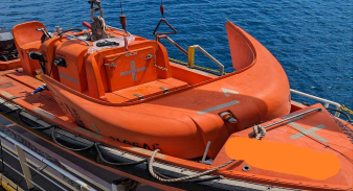 Failure of self-righting frame on Fast Rescue Craft