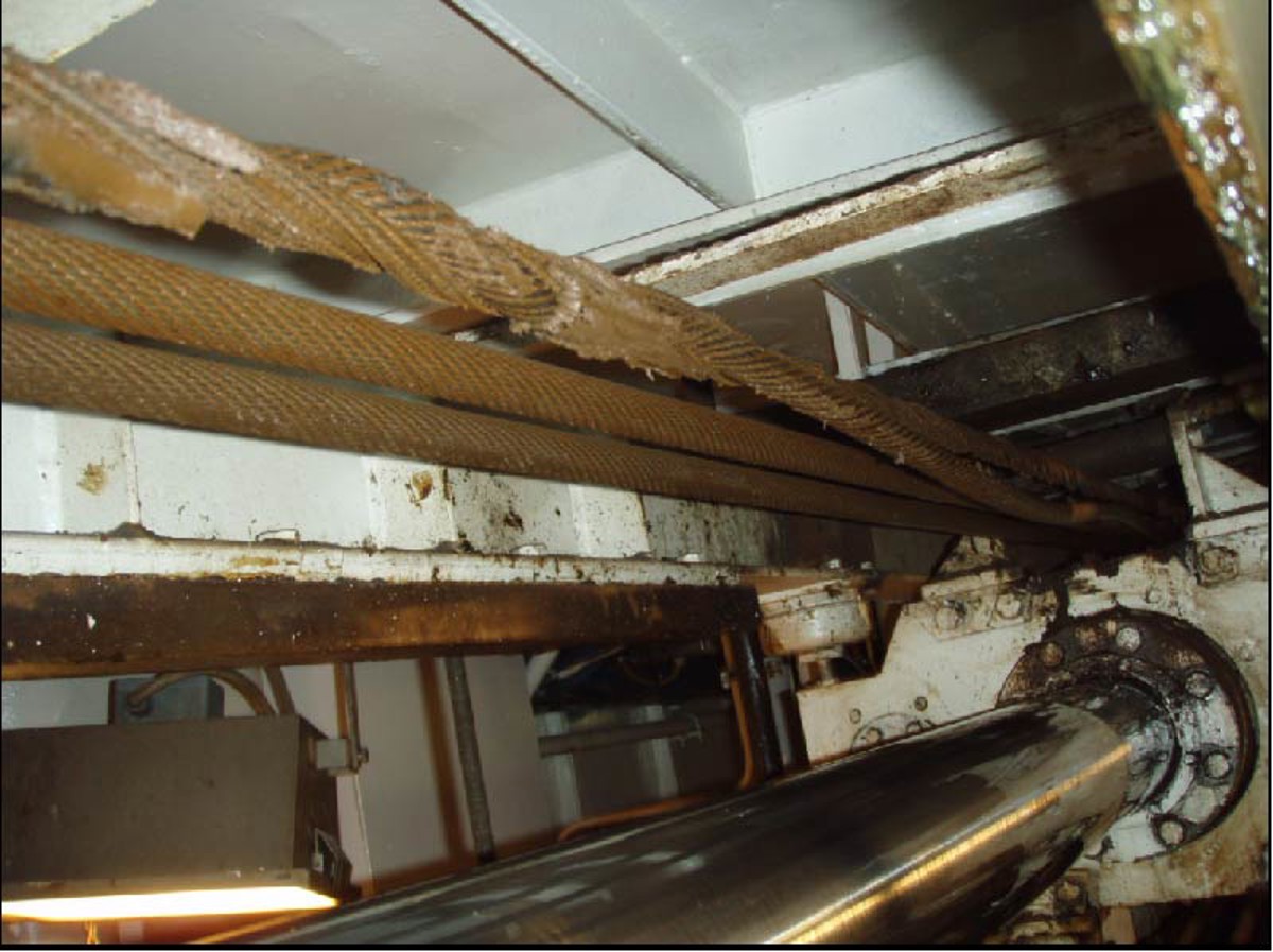 IMCA SF Partial parting of a bell main lift wire 1 Photograph showing partly parted wire