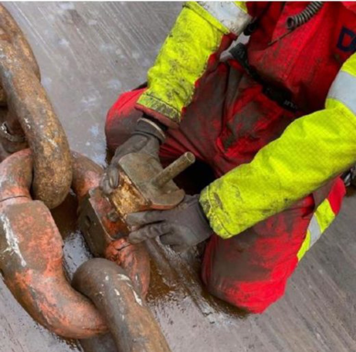 IMCA SF: LTI: fractured finger during anchor handling 2 Anchor handling